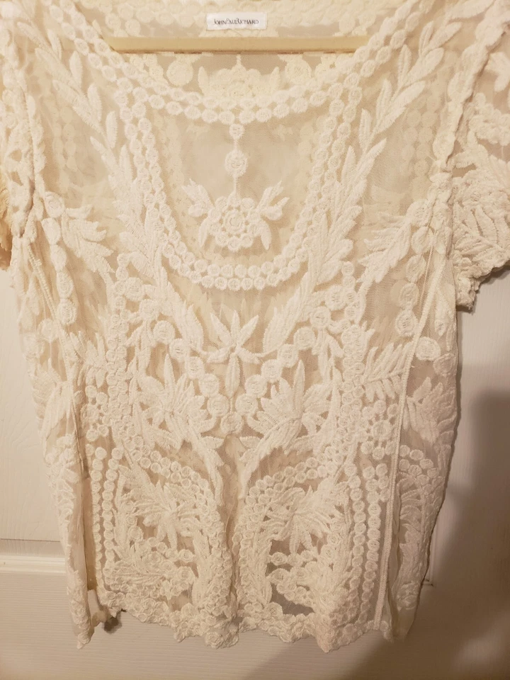 Preciosa blusa de encaje John Paul Richard, marfil. Detalles suaves y bonitos.  Foto 4 de 4