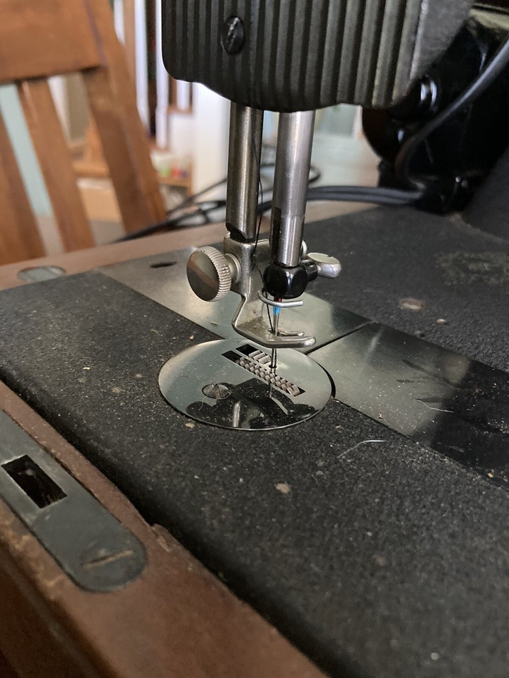 Vintage 1952 Singer Sewing Machine In Bentwood Case AK717862. Bobbin ...