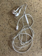 Apple EarPods In-Ear Headphones Lightning Connector On-Cable Mic White