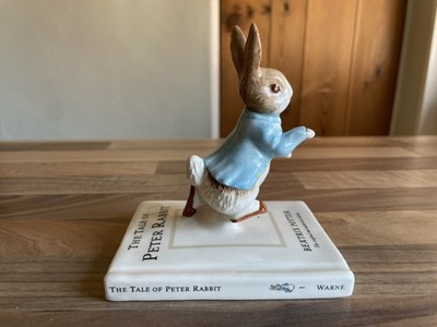 Beswick Beatrix Potter Peter über sein Buch - 100th Anniversary