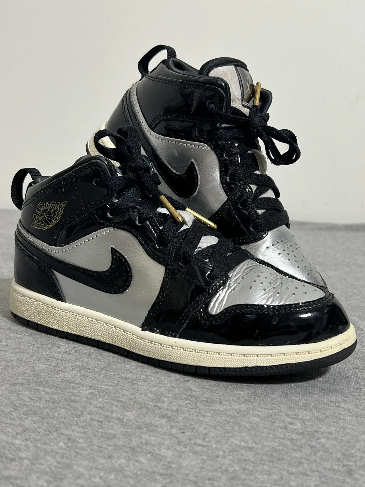 Scarpe Air Jordan 1 Retro OG giovani taglia 1 anno vernice nero argento metallizzato FZ3937 00