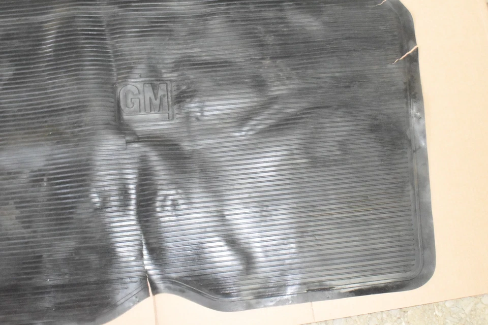 Alfombrilla de goma trasera Cadillac Seville 1980-1985 - usada #1614950 - #A2 Foto 3 de 4