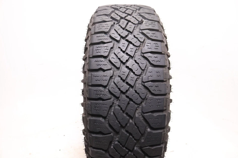 Juego de 2 Goodyear Wrangler Duratrac usados 265/65R17 - 112S - 11,5-12,5/32 Foto 2 de 4