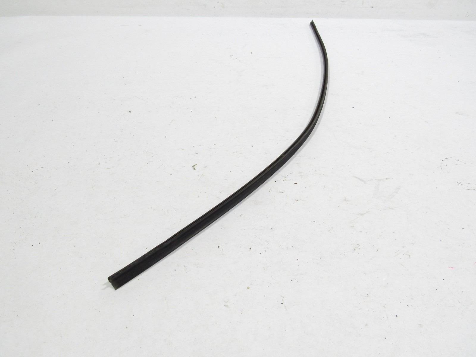 02-06 Maserati Coupe GT 2004 Front Left Driver Door Seal Weather Strip |