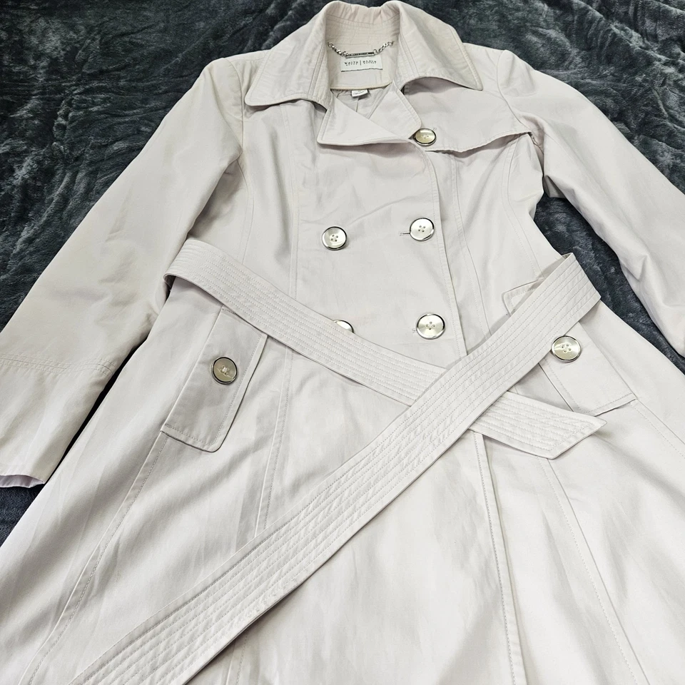 Gabardina White House Black Market para mujer mediana con cinturón beige - Usada Foto 4 de 4