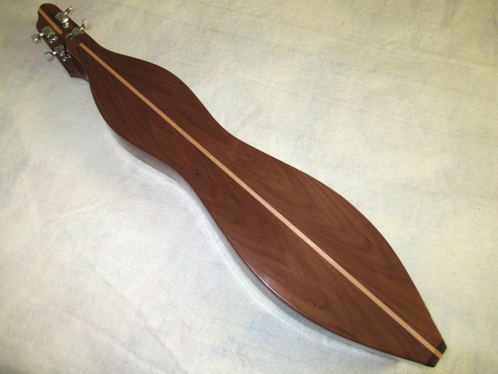 MAZE Hourglass Mountain Dulcimer Made USA Leaves& Vines Walnut/Spruce