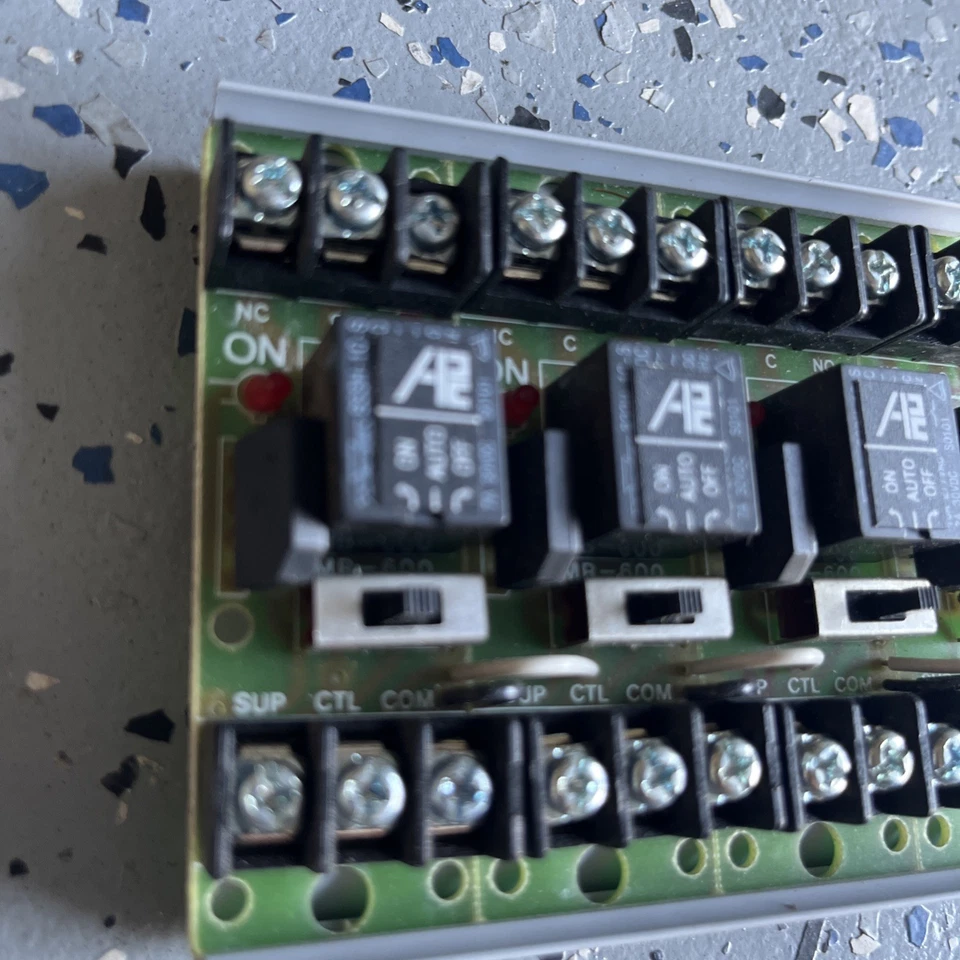 MR-600 Series Manual Override Relays, SPDT contacts, 4 module positions - Image 3 of 4