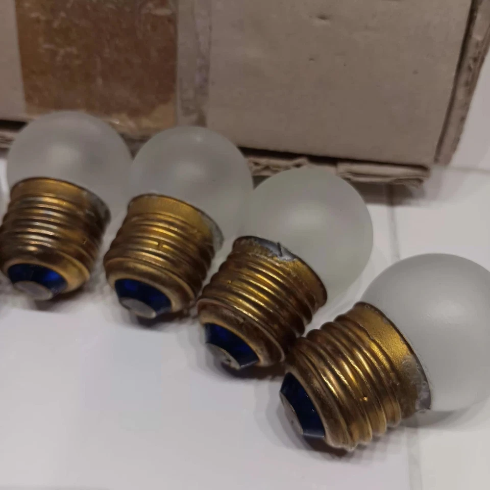 1 SAFETY NIGHT LIGHT BULB 7.5 WATT S11 Ultra Guard US standard medium E26 Coated - Image 2 of 4