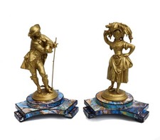 Par de esculturas figurativas vintage de metal dorado sobre bases de madera estampadas PH Mourey