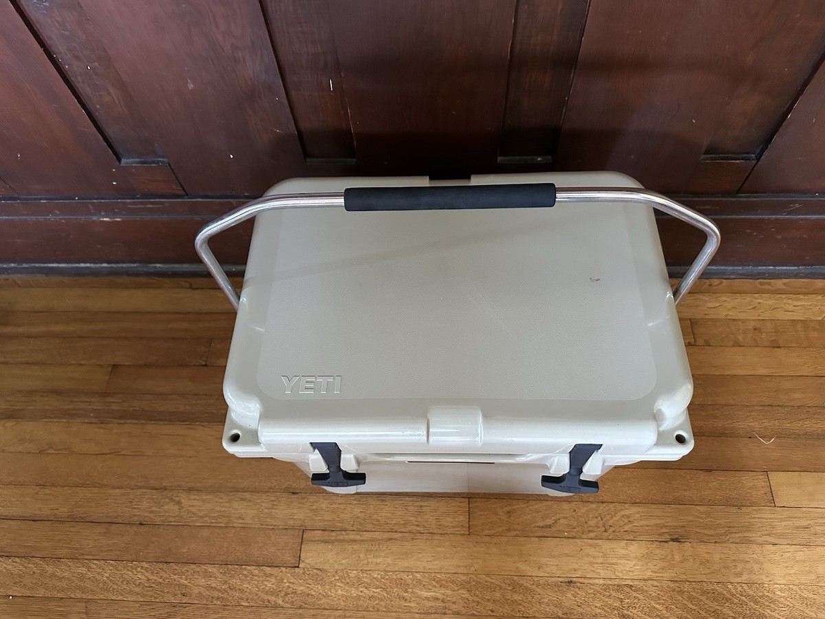 Yeti Roadie 20 Tan Cooler Discontinued Model Includes Drain Plug