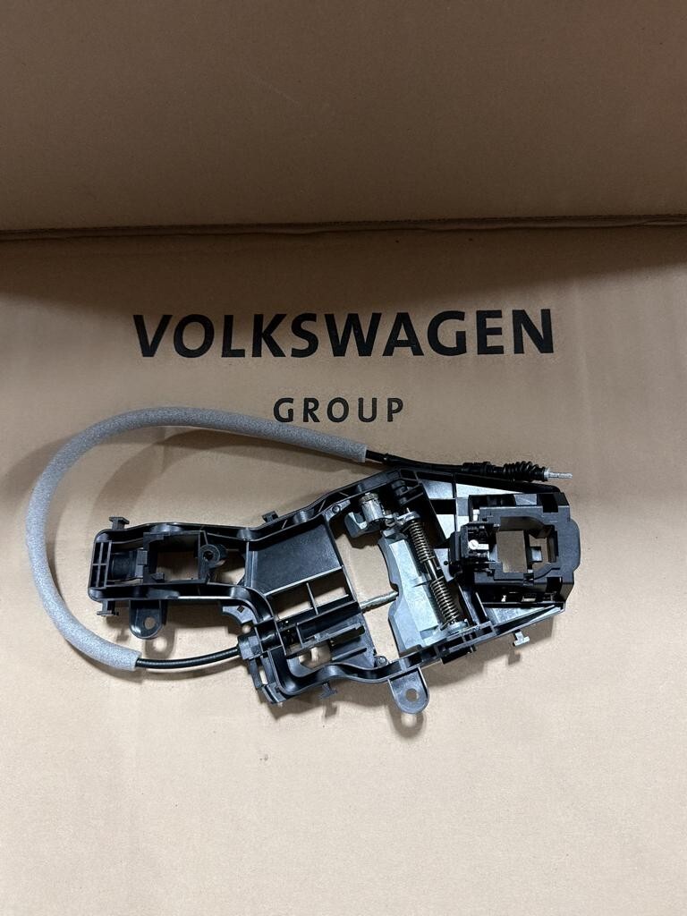 17A837811E BRAND NEW GENUINE VW LEFT FRONT DOOR HANDLE BRACKET