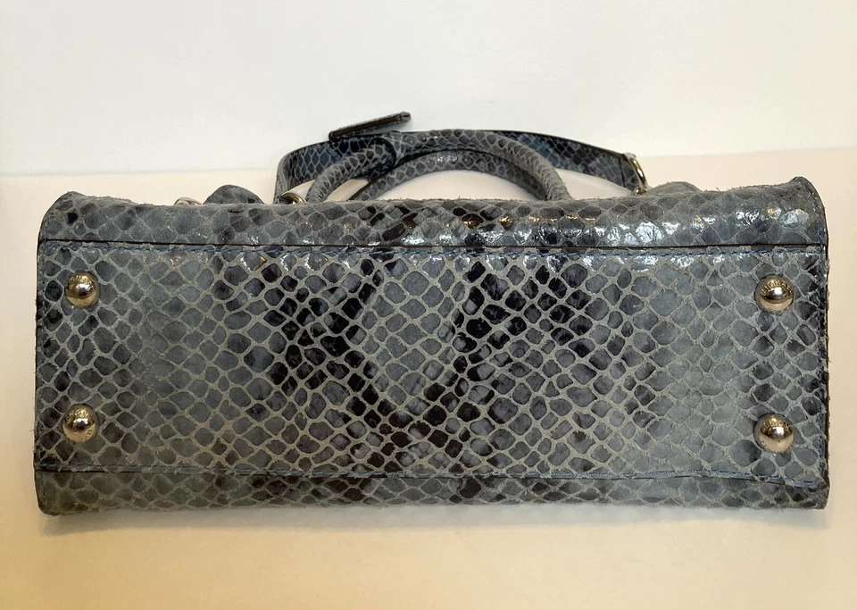 Bolsa de ombro Michael Kors Hamilton couro azul estampa de cobra alça corrente - Imagem 4 de 4