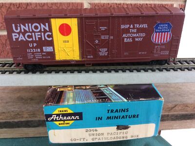 Athearn HO 2096 Union Pacific 40' Grain loading Box Car w/ Kadee UP 113218