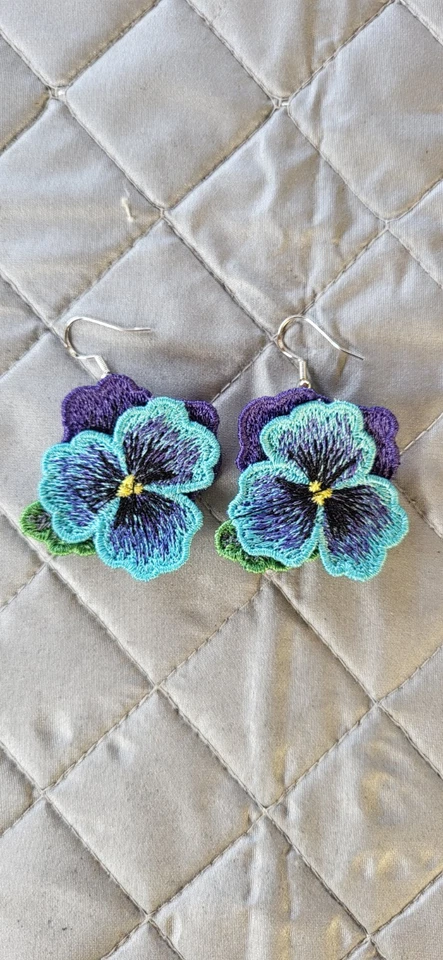 Boucles d’oreilles pendantes fleur pensée violet/turquoise crochets argentés - Photo 1/2