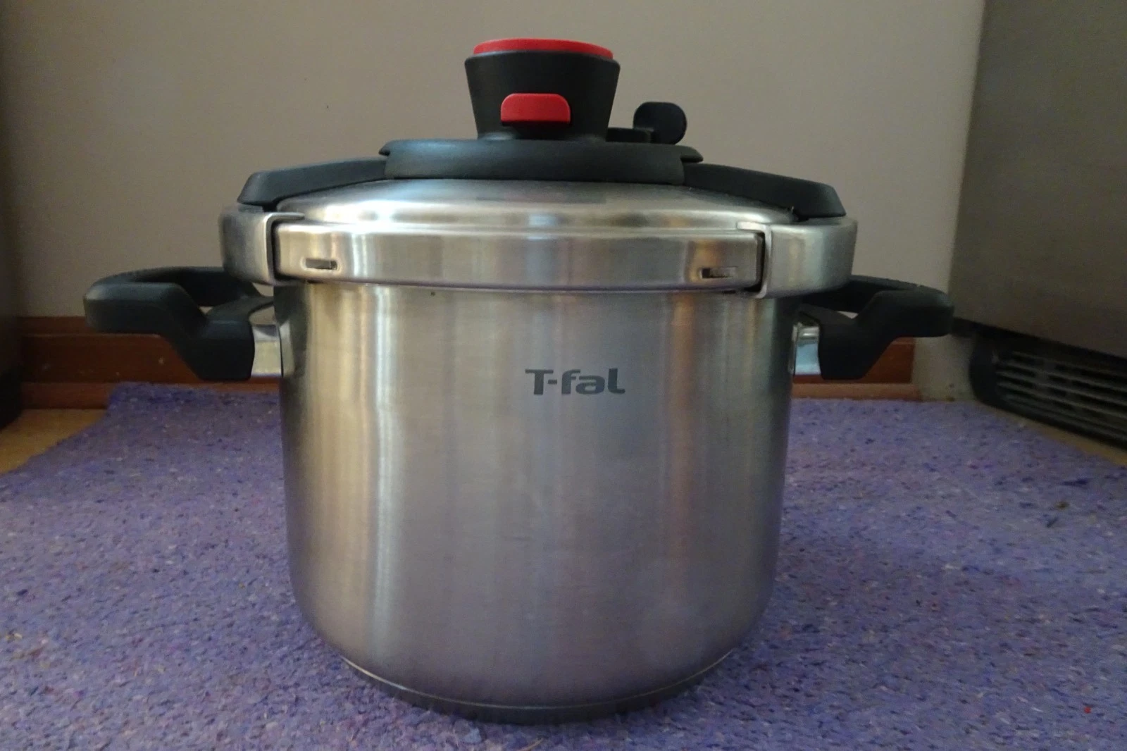 T-fal Clipso Stainless Steel Pressure Cooker 6.3 Quart,Induction,One Hand System