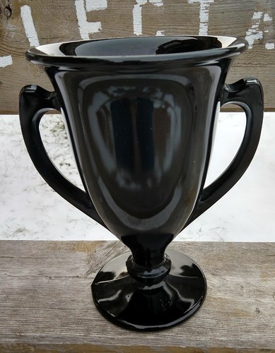 Vntg 8" True Black Amethyst Purple Glass Vase Trophy Loving Cup 2 Handle Handled - 第 1/8 張圖片