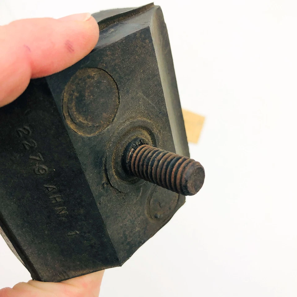 Jeep Willys 932954 Front Motor Mount OEM NOS PN 939993 Foto 3 de 4