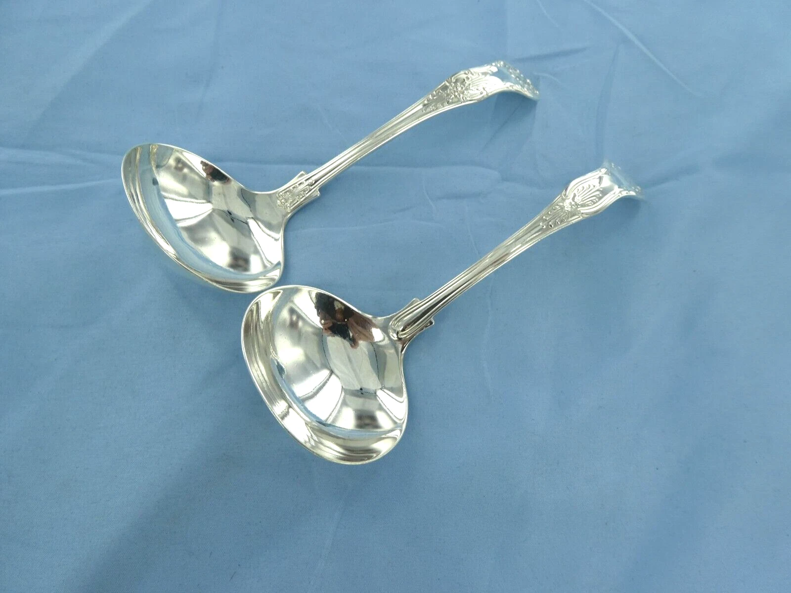 AN ANTIQUE PAIR OF STERLING SILVER KINGS PATTERN SAUCE LADLES,SHEFFIELD 1902.
Opens in a new window