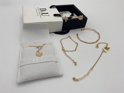D&U Set 001. Charming set of 4 gold colored bracelets with a pendant on a chain