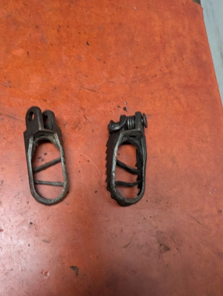 Комплект оригинальных левых и правых ножных колышков для Suzuki RM 125 250 1996 - 2000 годов выпуска - Изображение 3 из 4