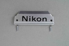 Nikon FG silber "Nikon" Front Typenschild mit Schrauben