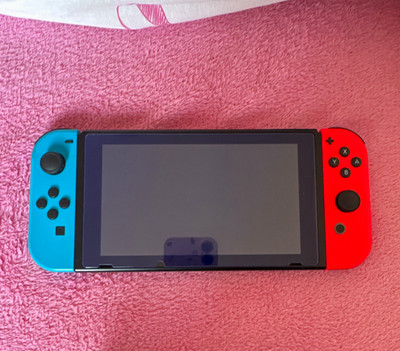 Nintendo Switch Konsole mit JoyCon Neon Blau/Rot, Dockingstation & Joy-Con Grip
