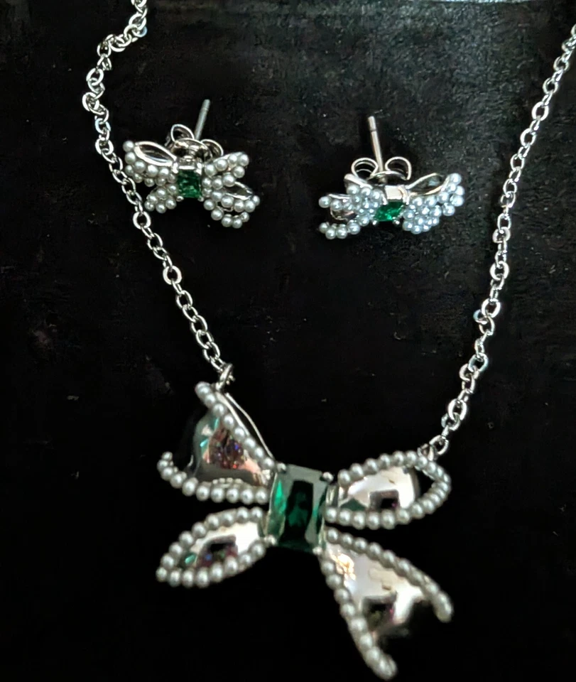 Preciosos aretes con lazo de esmeralda simulados y collar colgante de 18 pulgadas. Nuevo Foto 3 de 4