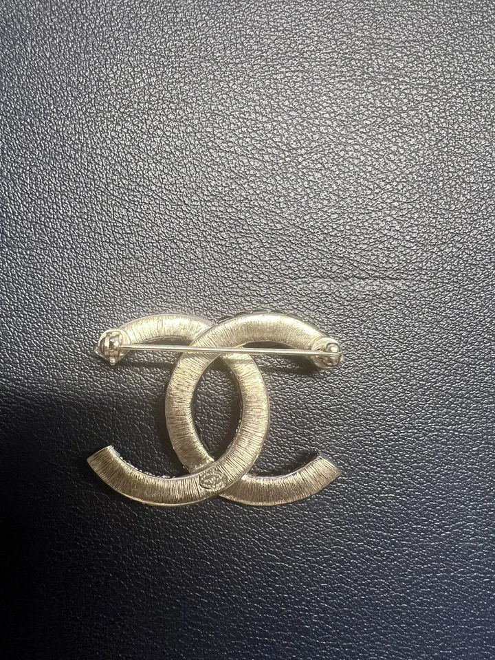 Broche Chanel 17P plata cristal negro Foto 2 de 3