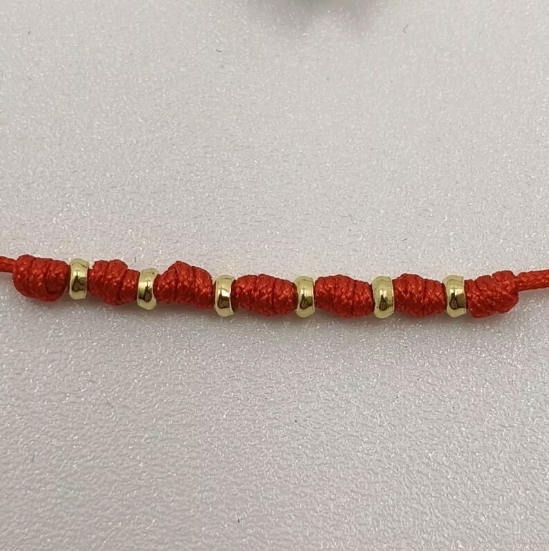 Pulsera oro 18k 750 mls. Hilo Rojo Con 7 Nudos Y 6 Aros De Oro. Versión Pequeña