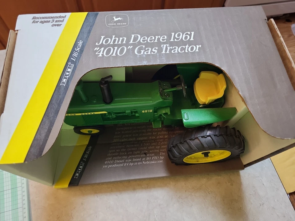 Ertl John Deere Collector's Edition 1961 "4010" gas tractor 1/16 Scale U.S.A.  - Image 4 of 4