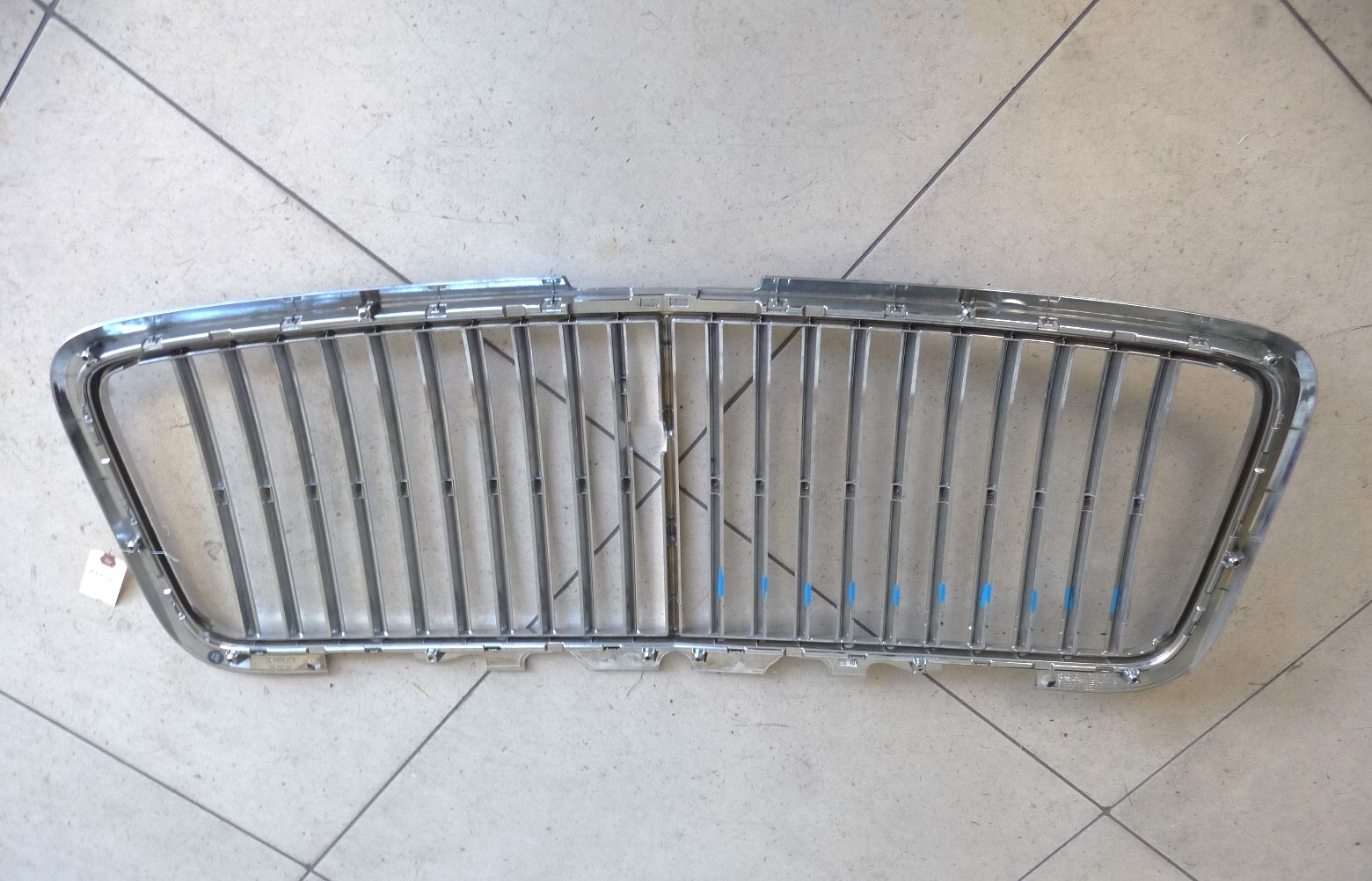 20-23 Bentley Flying Spur Front Radiator Grille Calendar 3SE853667A Damaged OEM