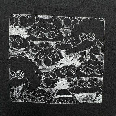 (S) Uniqlo Kaws Sesame Street Group Cast X Pocket Graphic Black T-Shirt Size S