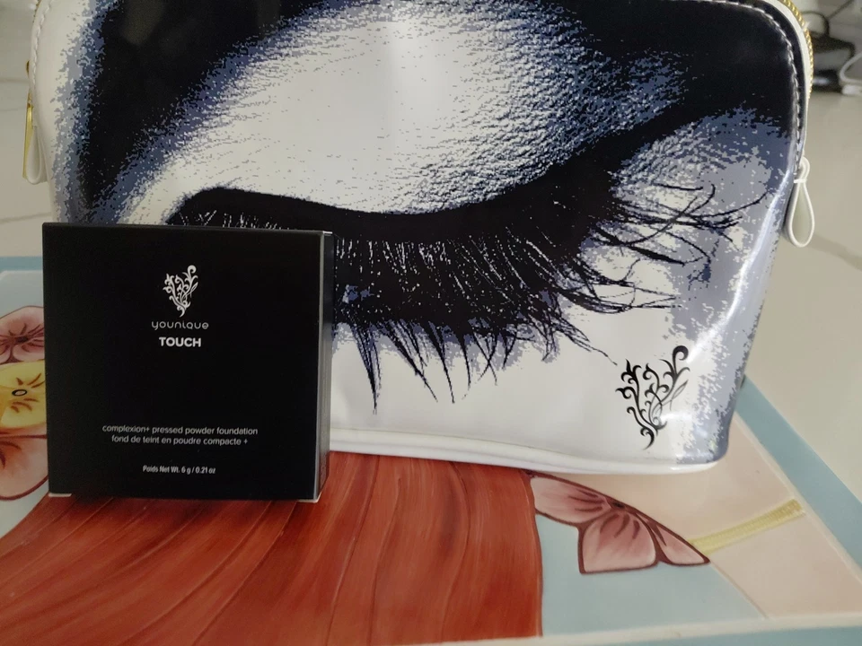 Polvo de ajuste translúcido Younique Touch Behold, descontinuado, nuevo en caja Foto 3 de 4