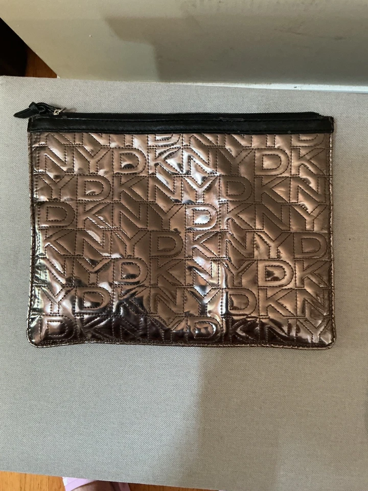 DKNY 2 bolsas acolchadas con logotipo cremallera maquillaje/tableta escolar. Plata 9 x 12, 6 x 9 Foto 4 de 4