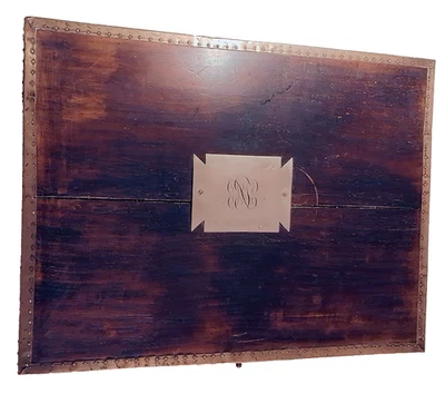 GRANDE BOITE EN BOIS A BORDURE EN LAITON MONOGRAMMEE DU XIXème siècle - Photo 1/4