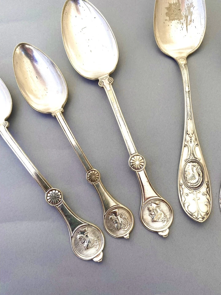 Un encendido mixto de ocho cucharas de mesa chapadas en plata en el patrón Medallón, Foto 2 de 4