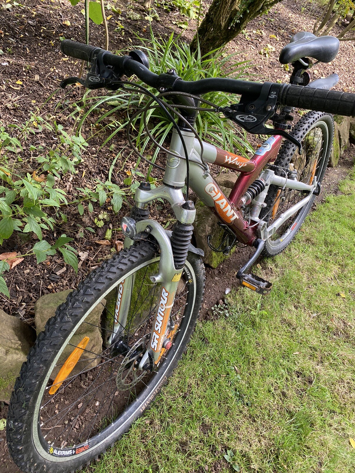 giant suntour mountain bike