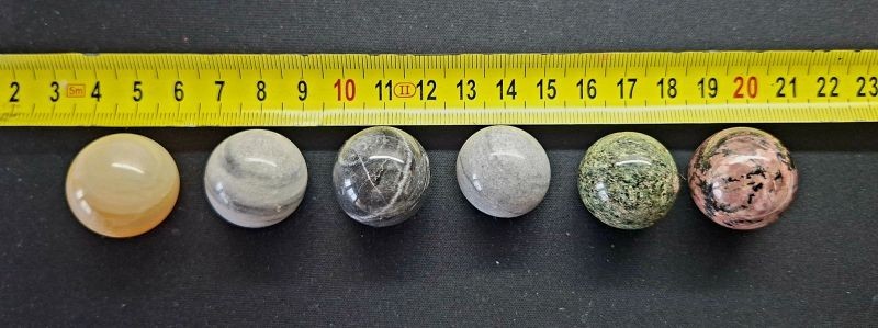 Farbige Steinkugeln. 2 cm. 6 Stück. Jakutien: Jade, Jaspis, Amazonit, Hornkraut Farbige Steinkugeln. 2 cm. 6 Stück. Jakutien: Jade, Jaspis, Amazonit, Hornkraut