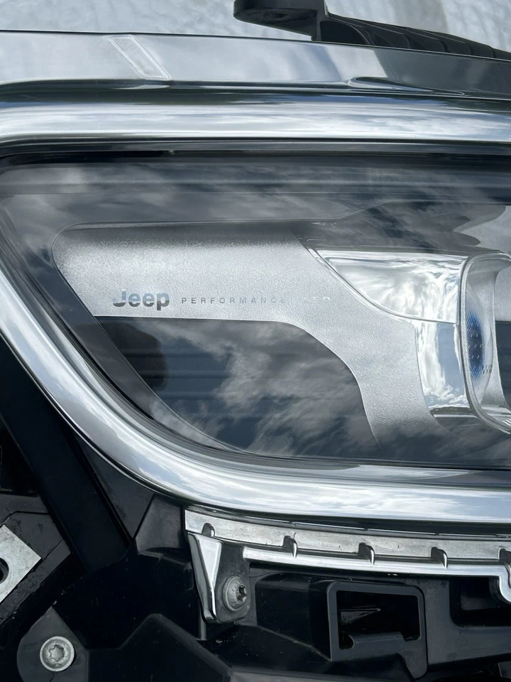 Faro LED lateral derecho Jeep Grand Wagoner 2022-25  Foto 2 de 4