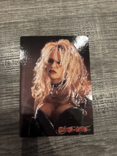1996 Topps Dark Horse Barb Wire Film Tłoczona karta wkładki Pamela Anderson #E2 - Zdjęcie 1 z 2