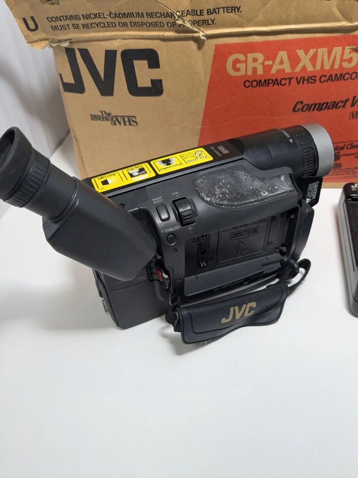 JVC GR-AXM510 Compact VHS-C Tape Video Camera Camcorder As-Is For Repair - Image 4 of 4