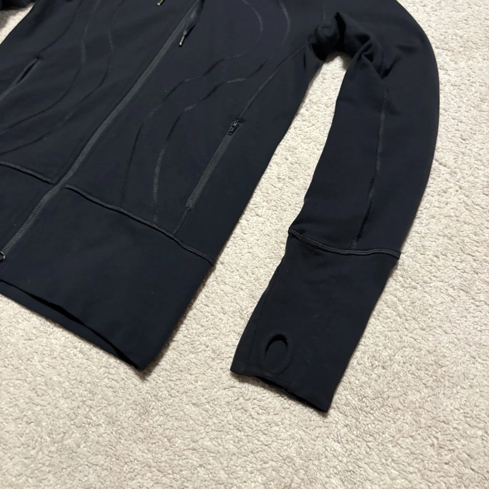 Jaqueta preta feminina Lululemon com capuz com zíper treino - Imagem 4 de 4