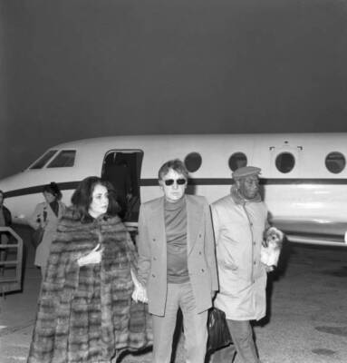 Richard Burton With Liz Taylor Getting Down The Airplane Lido Ve - 1974 photo