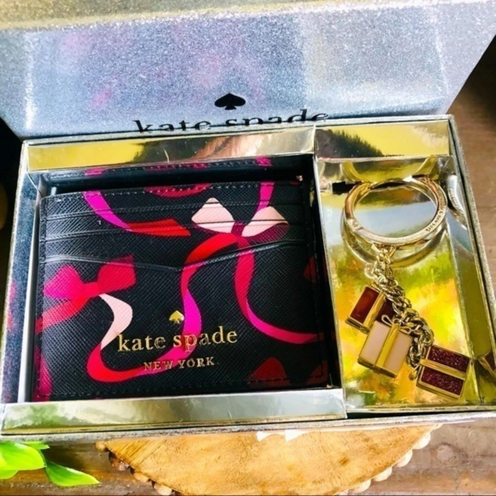 Set portachiavi Kate Spade New York porta carte colorato con ciondolo