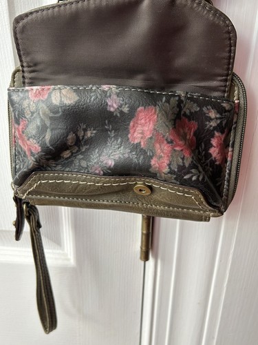 B.O.C. Crossbody, belt-bag or wristlet Floral olive green EUC - Picture 4 of 9