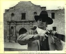 1986 Press Photo Entertainer John Wain portrays John Wayne at Alamo in Texas