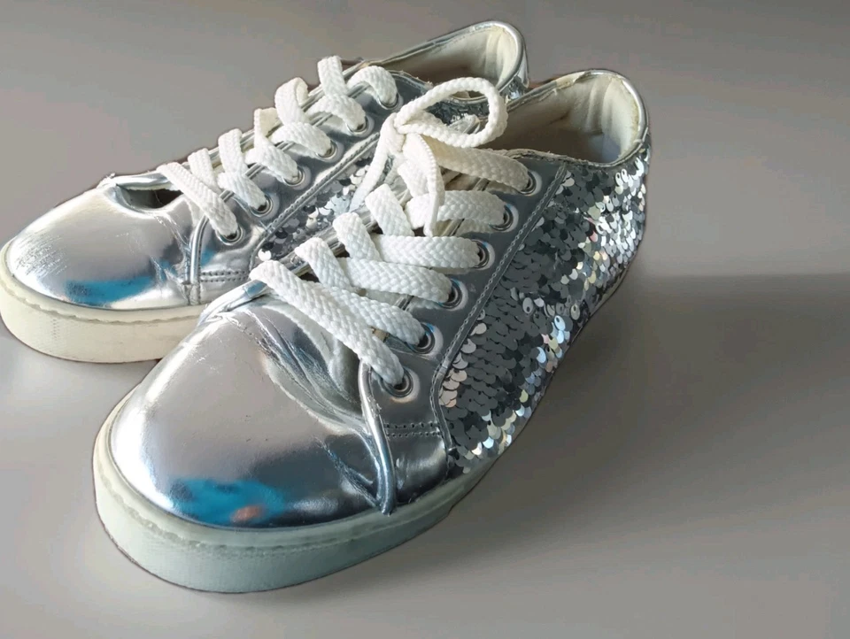 Tenis de lentejuelas plateadas marca Aldo con cordones bajos informales talla 7,5 brillantes brillantes Foto 3 de 4