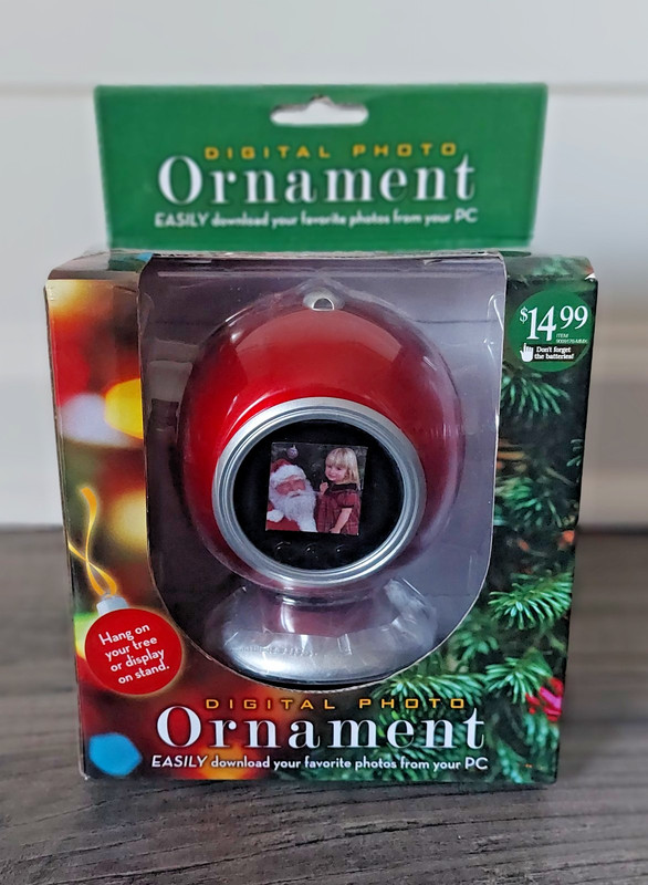 DIGITAL PHOTO CHRISTMAS ORNAMENT Red COMPATIBLE HOLDS 59 PHOTOS 1.5 Screen 8mb