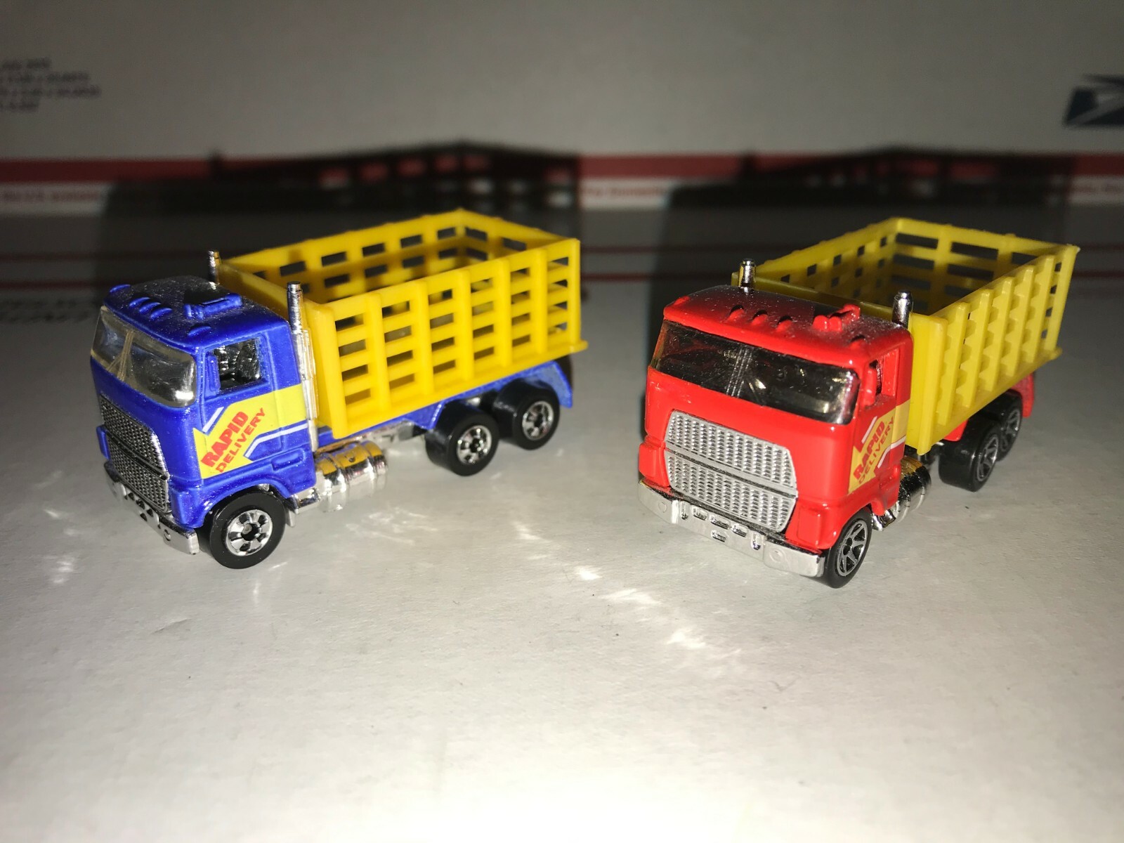 Hot Wheels Rapid Delivery Stake Bed Semi Truck Tractor Cabover Set-image