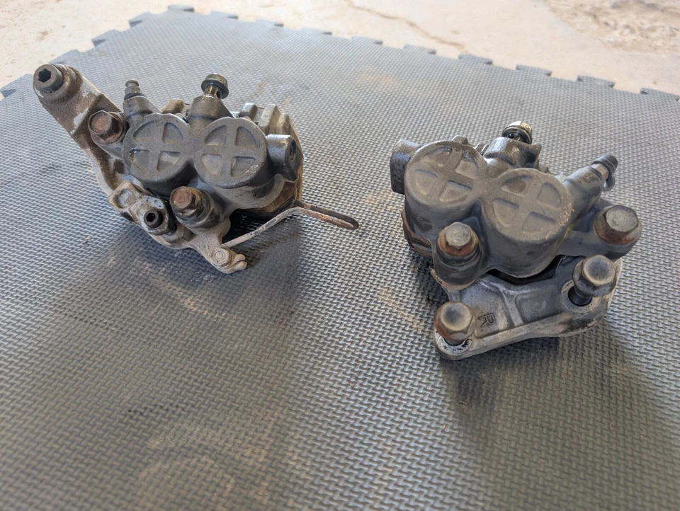 1984 Honda VF1000 Interceptor Front Disc Brake Caliper Set Left + Right + Pads Foto 2 de 4